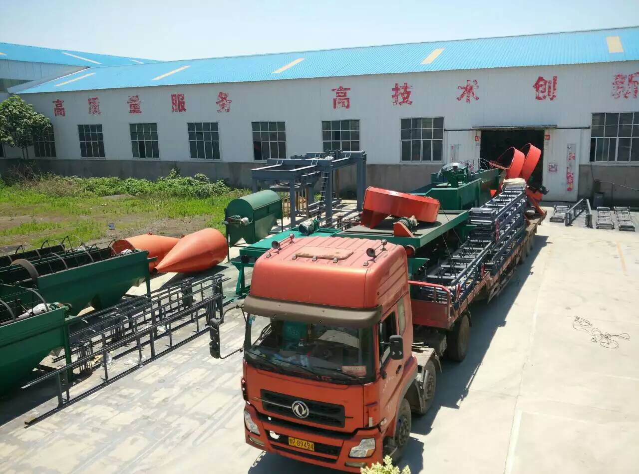 乙鑫重工有機(jī)肥設(shè)備發(fā)往湖北發(fā)貨現(xiàn)場(chǎng)